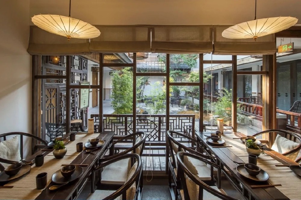 园林景观仿古门窗:框住山水的旧时光