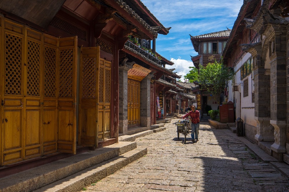 古镇古街:仿古门窗里的旧时光与新故事